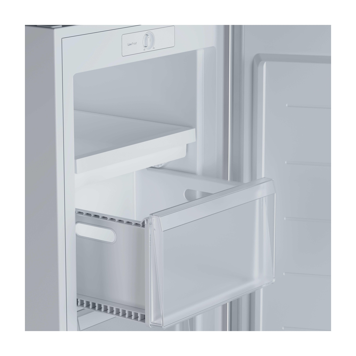All'interno di un frigorifero bianco, sono visibili cassetti e ripiani. Un cassetto è estratto, mostrando un frontale in plastica trasparente.