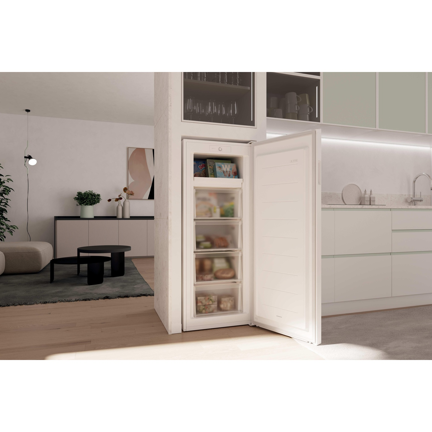 Freezer aperto in una cucina moderna. Cassetti con cibi surgelati. Sfondo: soggiorno con divano, tavoli e mobili.