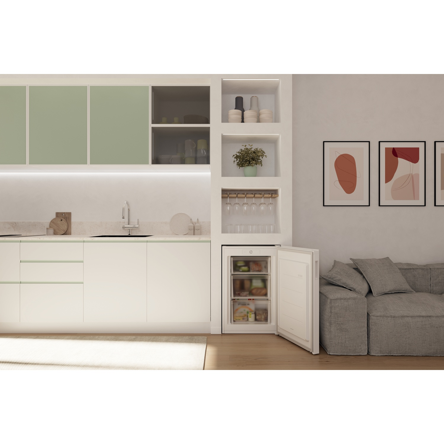 Una cucina moderna con un mini frigo aperto. Gli armadi sono verde chiaro e bianchi. Un divano grigio a destra.