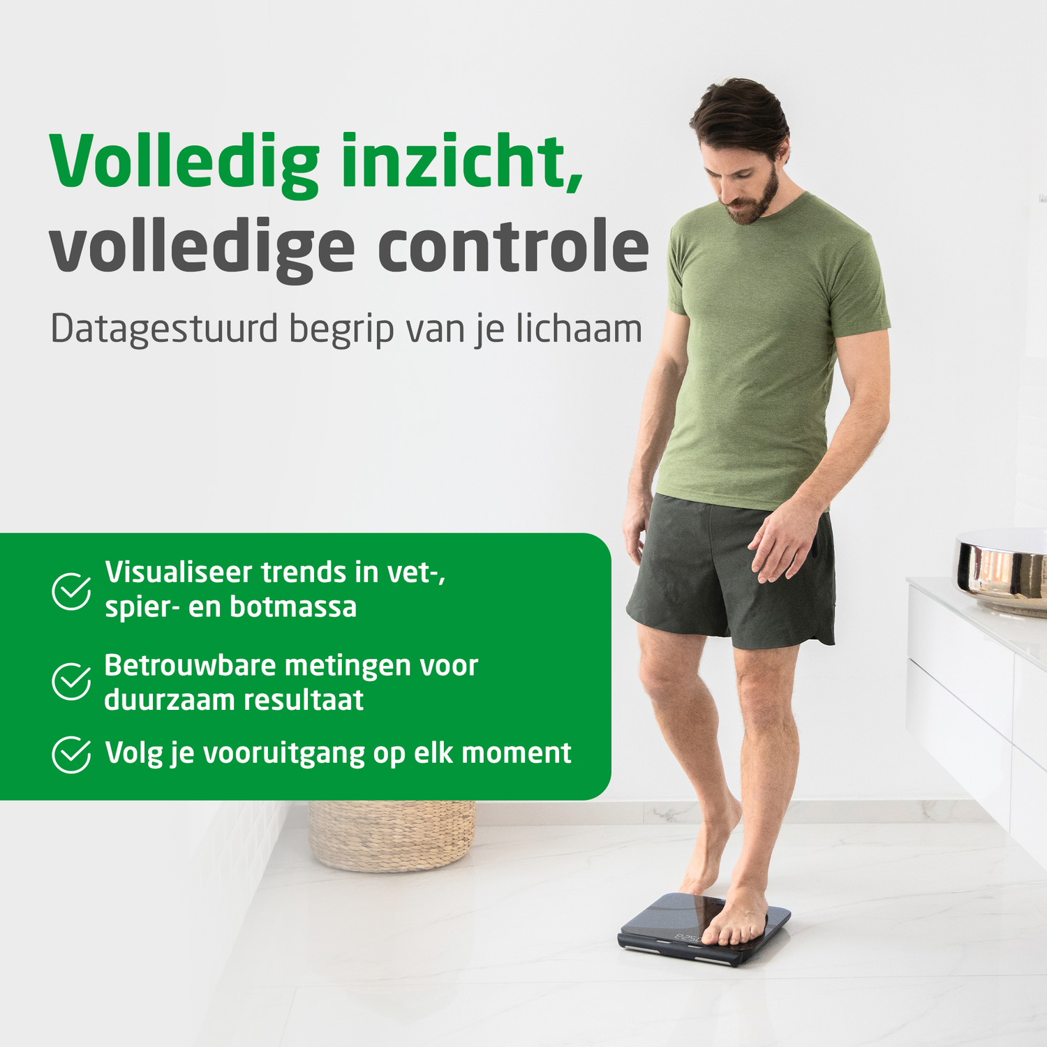 Een man staat op een weegschaal. Tekst zegt 'Volledig inzicht, volledige controle'. Groene box geeft voordelen.