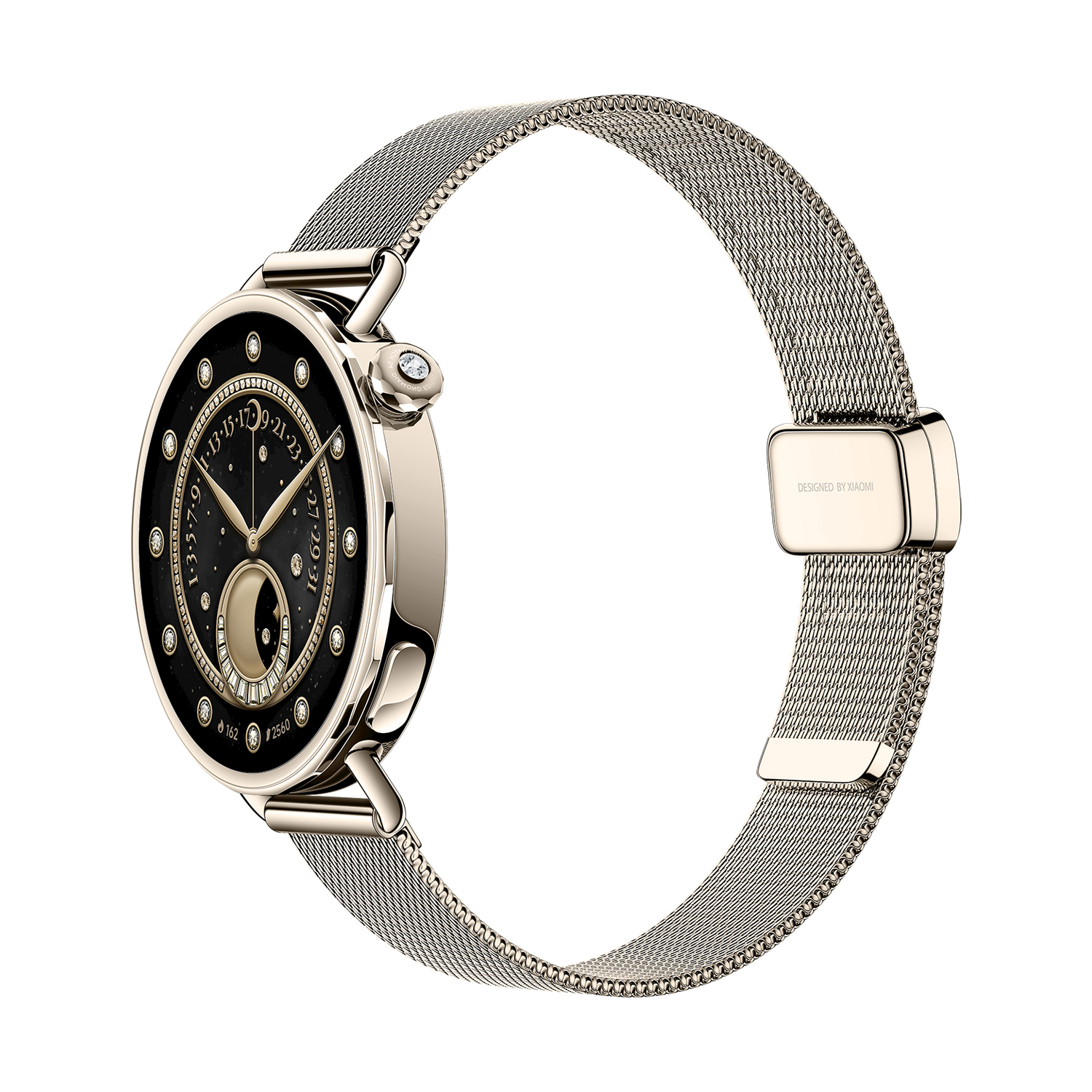 Uno smartwatch dorato con quadrante nero, diamanti e cinturino a maglia. Il cinturino è argentato.