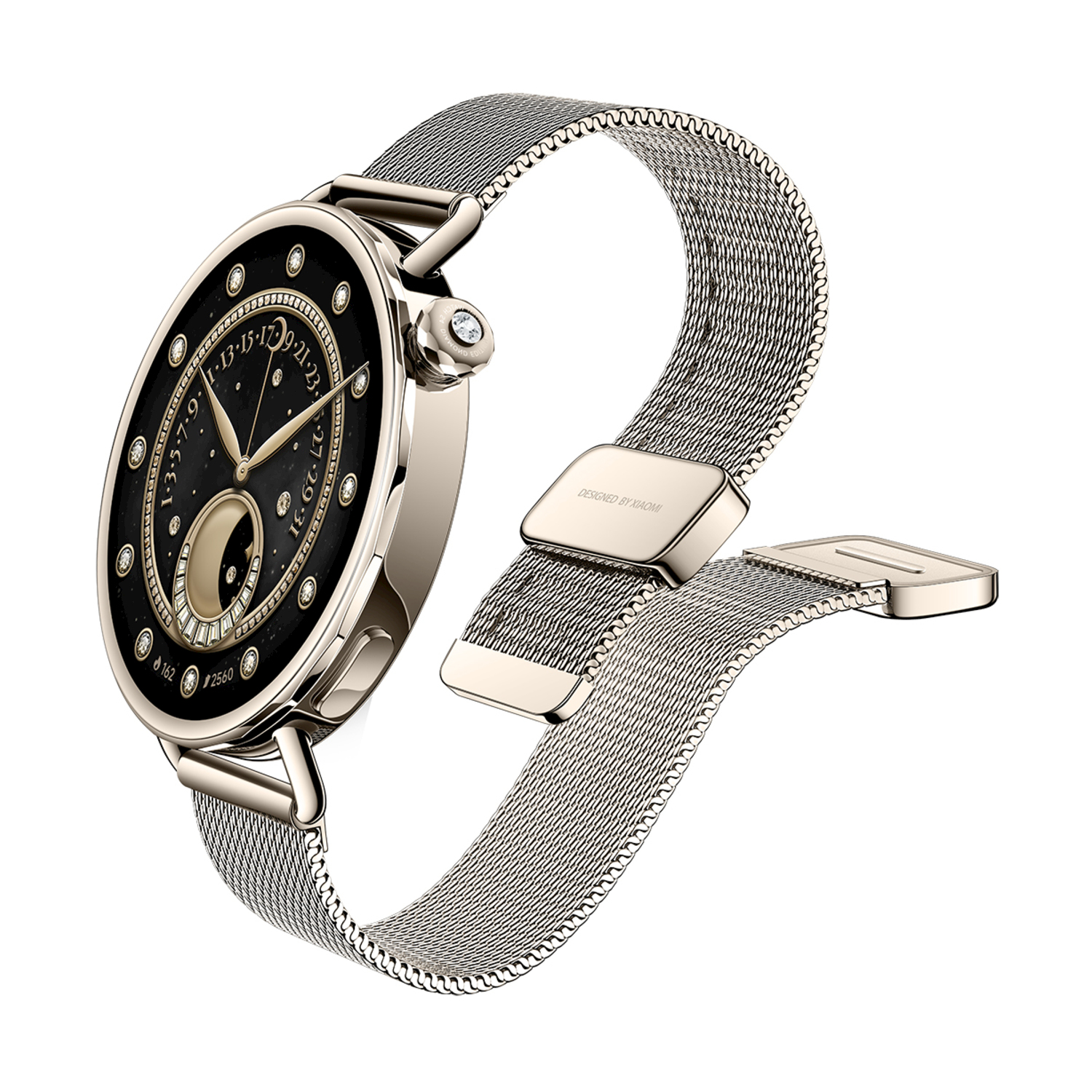 Uno smartwatch argentato con quadrante nero, lancette dorate e cinturino a maglia argentata su sfondo bianco.