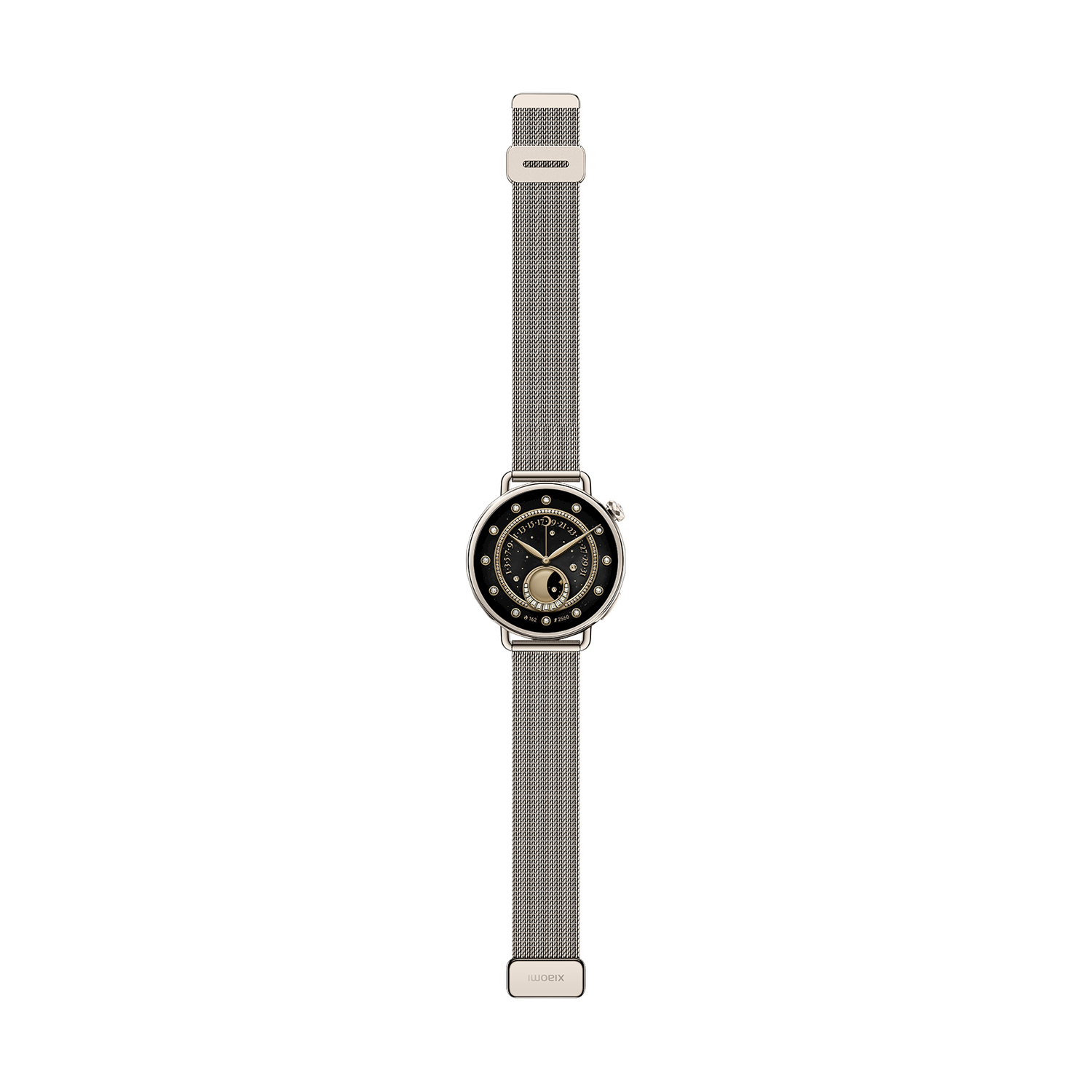 Un orologio da polso argentato con quadrante nero. L'orologio ha un cinturino a maglia e un quadrante circolare con dettagli e numeri dorati.