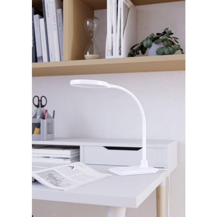 Eine weiße Schreibtischlampe auf einem weißen Schreibtisch. Es gibt eine Zeitschrift, Bücher, ein Regal mit einer Pflanze und einer Sanduhr. Der Hintergrund ist weiß.