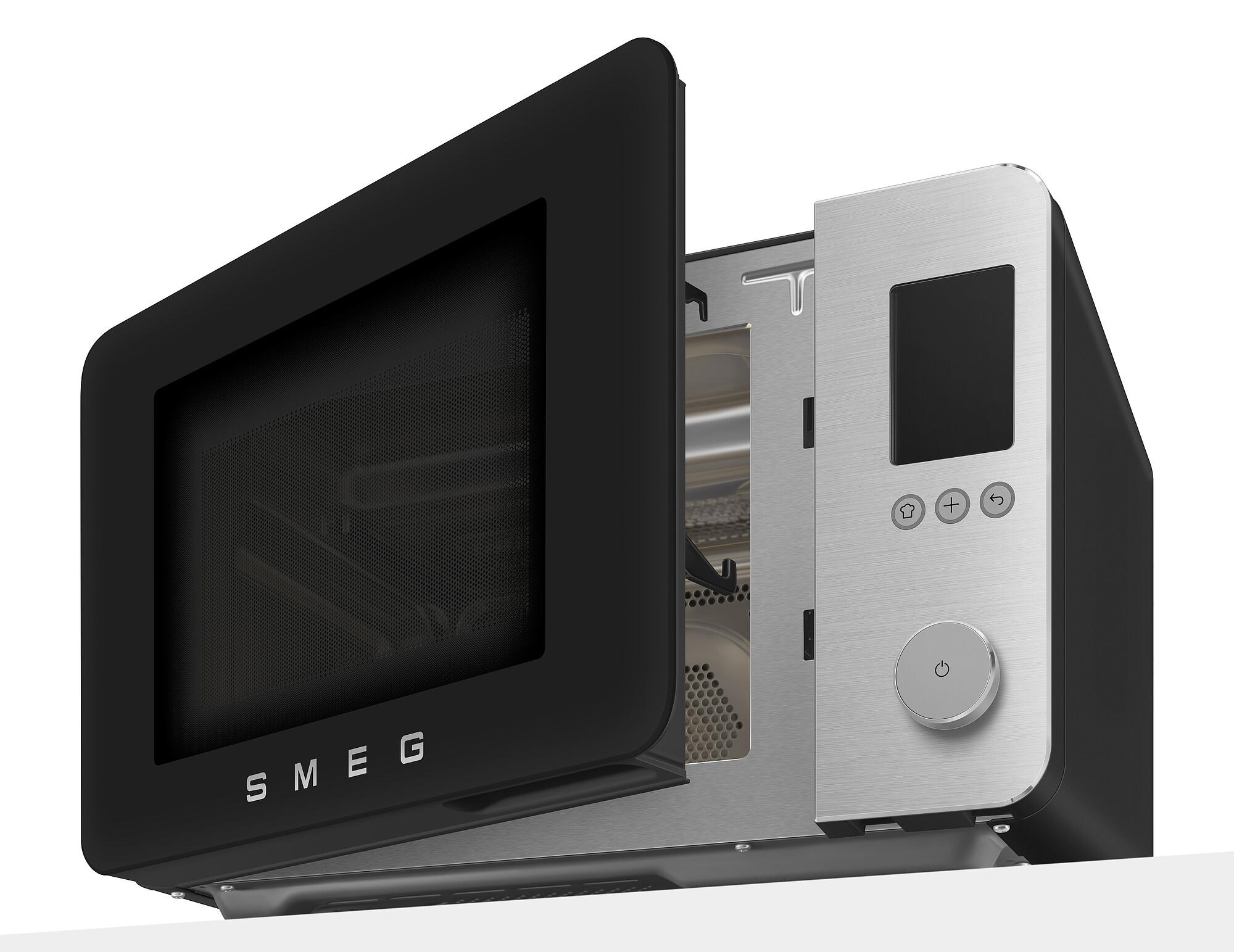 Eine offene, schwarze und silberne SMEG-Mikrowelle, die das Innere zeigt. Die Tür ist schwarz, das Bedienfeld silber.