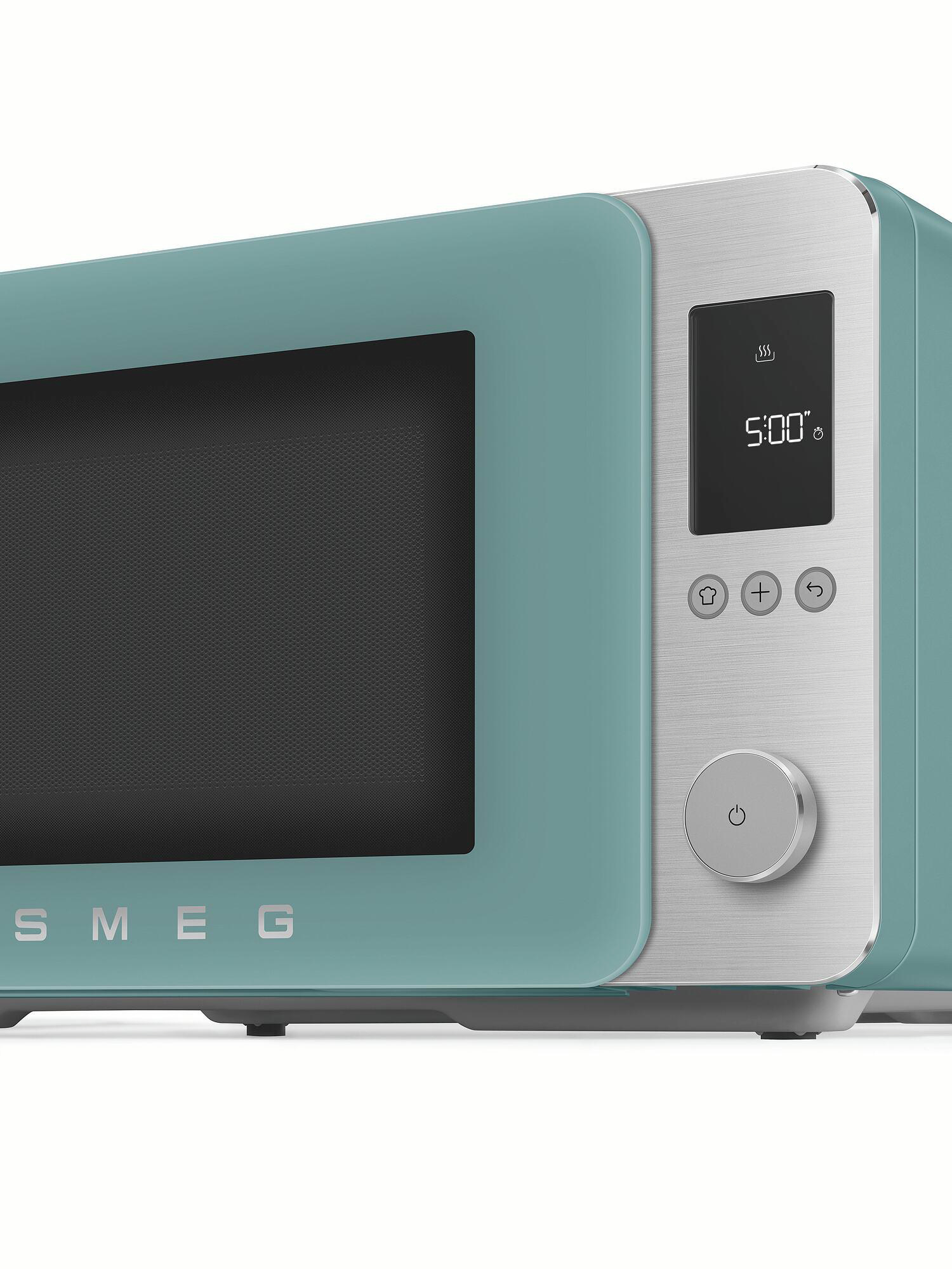 Ein türkisfarbener SMEG-Mikrowellenherd mit digitaler Anzeige 5:00. Bedienfeld mit Knöpfen und einem Knopf.