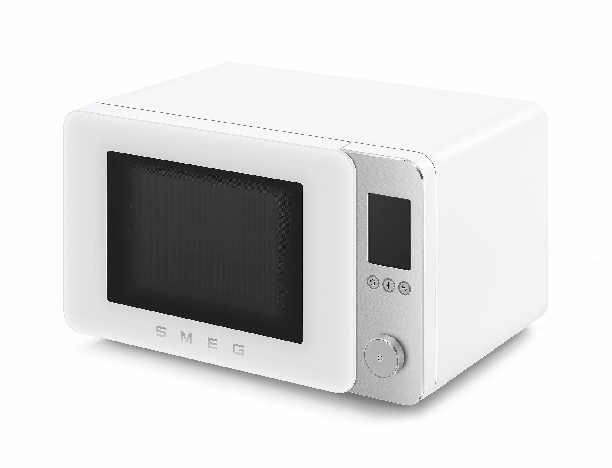 Ein weißer SMEG-Mikrowellenherd. Er hat ein digitales Display und ein Bedienfeld. Die Tür ist schwarz. Der Hintergrund ist weiß.