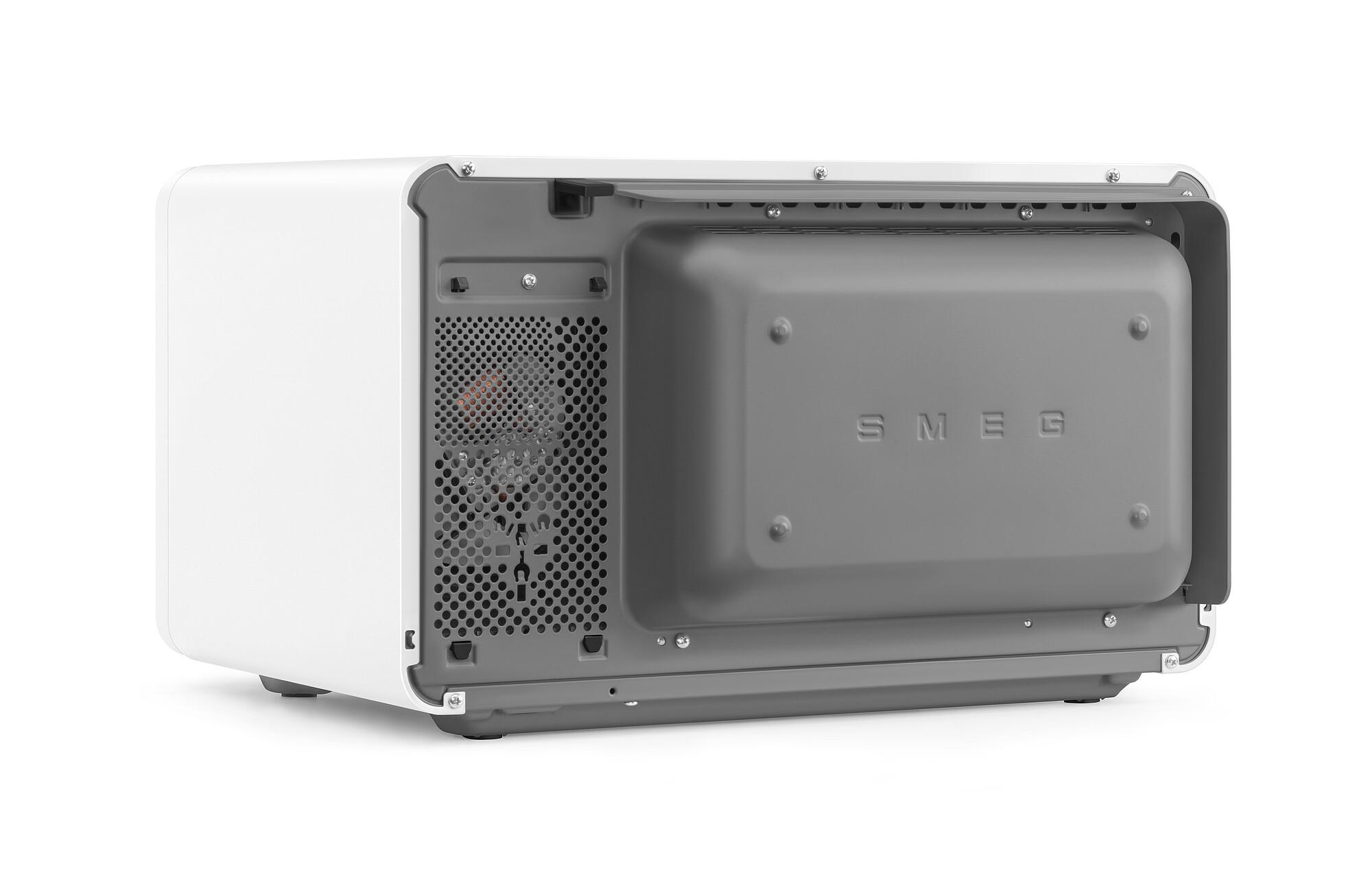 Eine weiße und graue SMEG-Mikrowelle, Rückansicht. Das Wort SMEG ist sichtbar. Perforiertes Metall und Lüftungsschlitze befinden sich an der Seite.