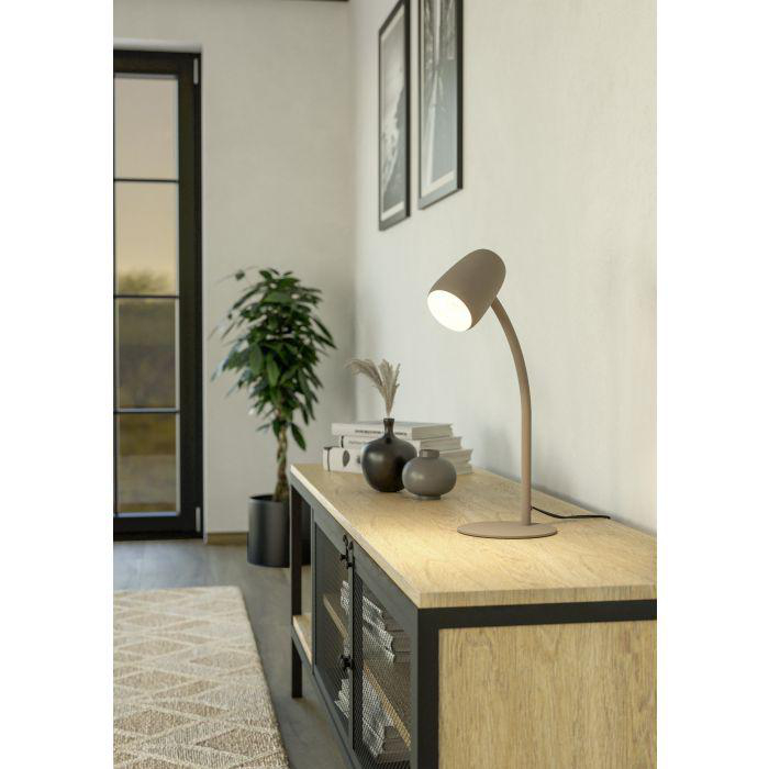 Moderne Innenraumszene mit Lampe, Vase, Büchern und Pflanze auf einem Holzschrank. Tür und Wandkunst sind ebenfalls zu sehen.