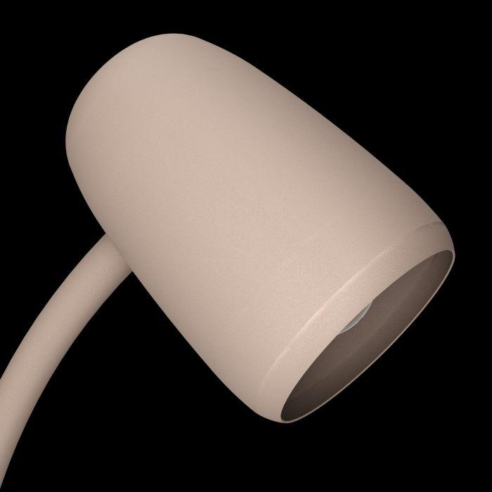 Eine beige Lampe mit gebogenem Arm, vor schwarzem Hintergrund. Der Lampenkopf ist oval und eine Lichtquelle ist sichtbar.