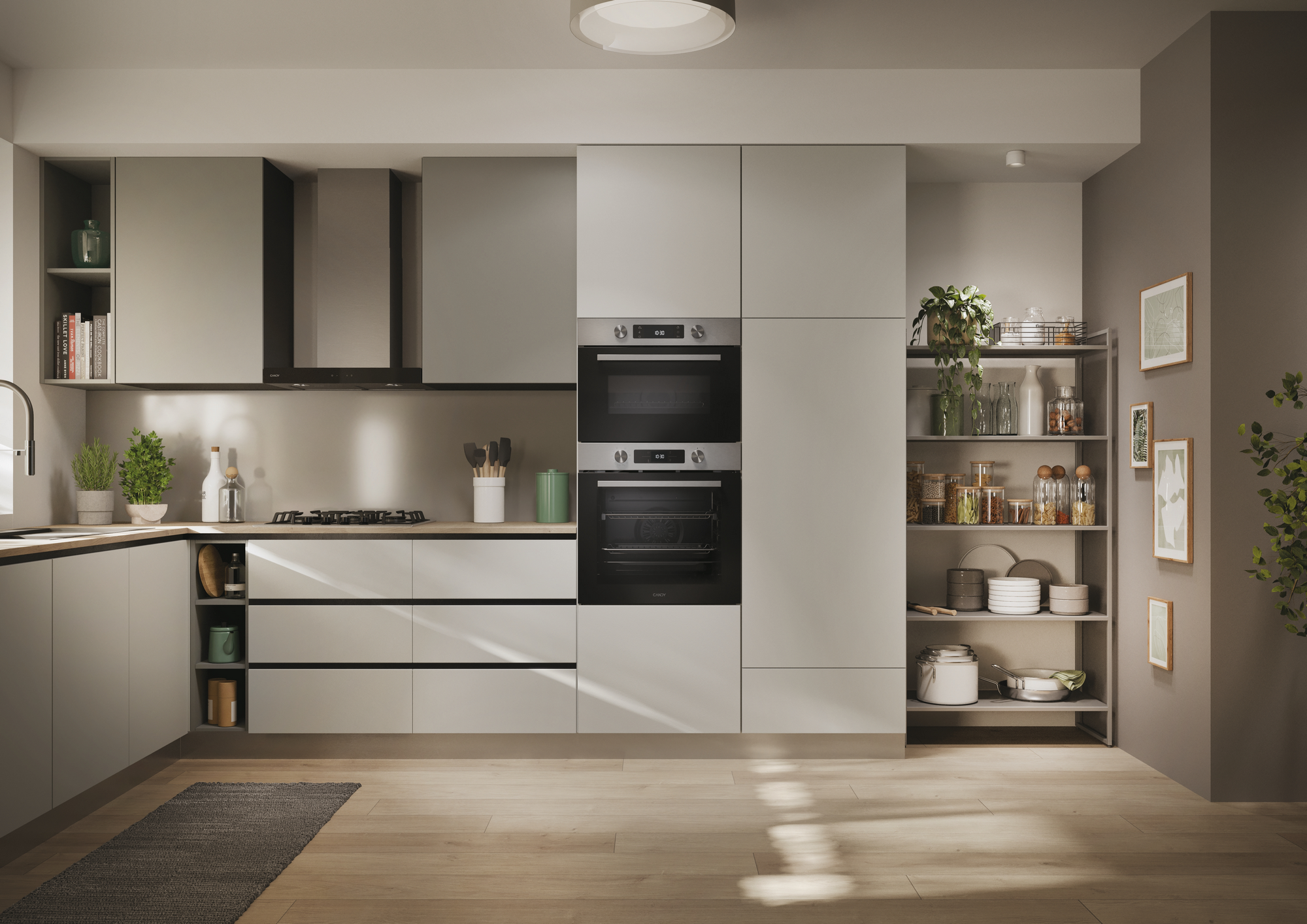 Cocina moderna con armarios gris claro, suelo de madera y electrodomésticos de acero inoxidable. Con horno, estufa y estantes con frascos.