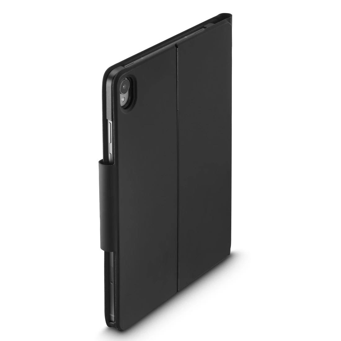 Eine schwarze Tablet-Hülle wird geöffnet gezeigt. Die Hülle ist leicht angewinkelt und zeigt die Kante des Tablets und eine Kameralinse.