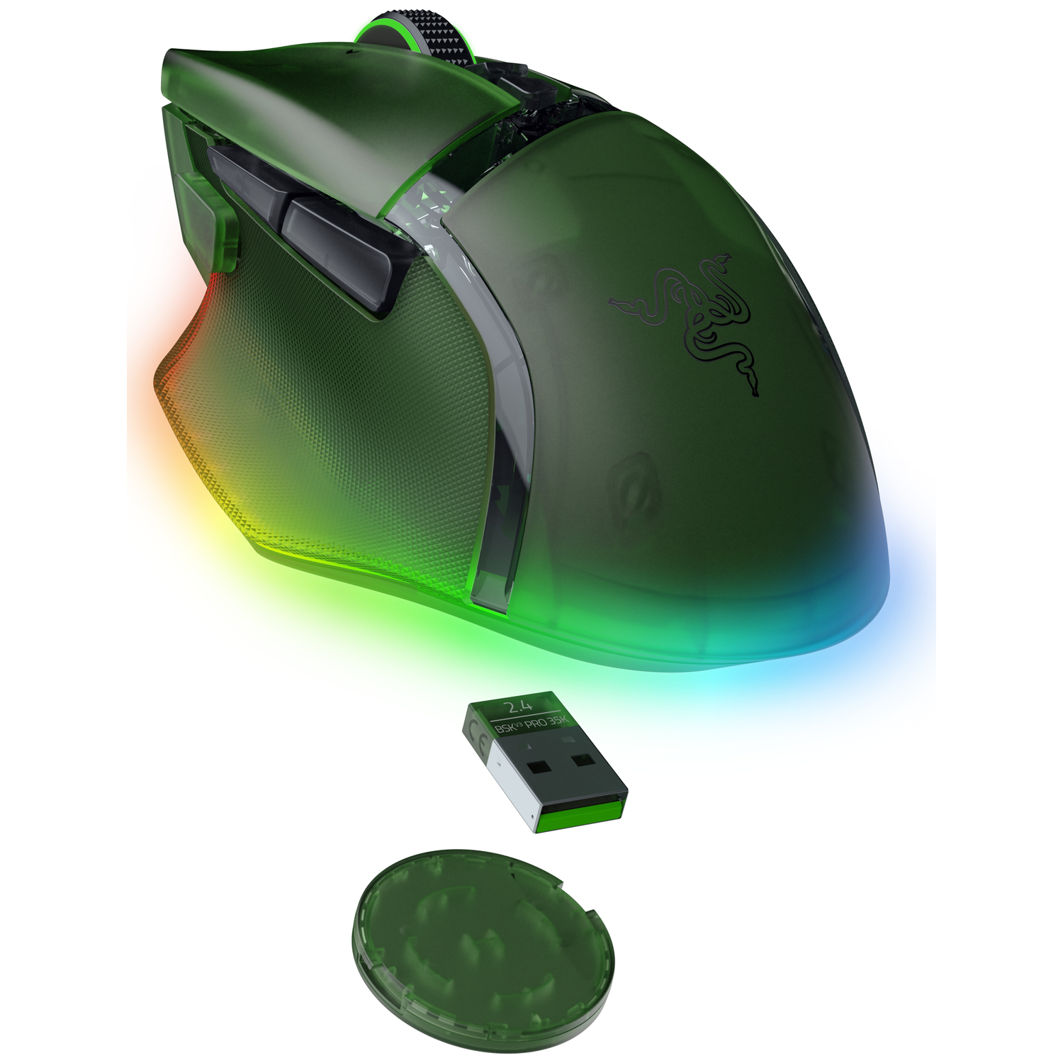 Een groene Razer gamingmuis met een USB-dongle en een oplaadstation op een witte achtergrond. De muis heeft RGB-verlichting.