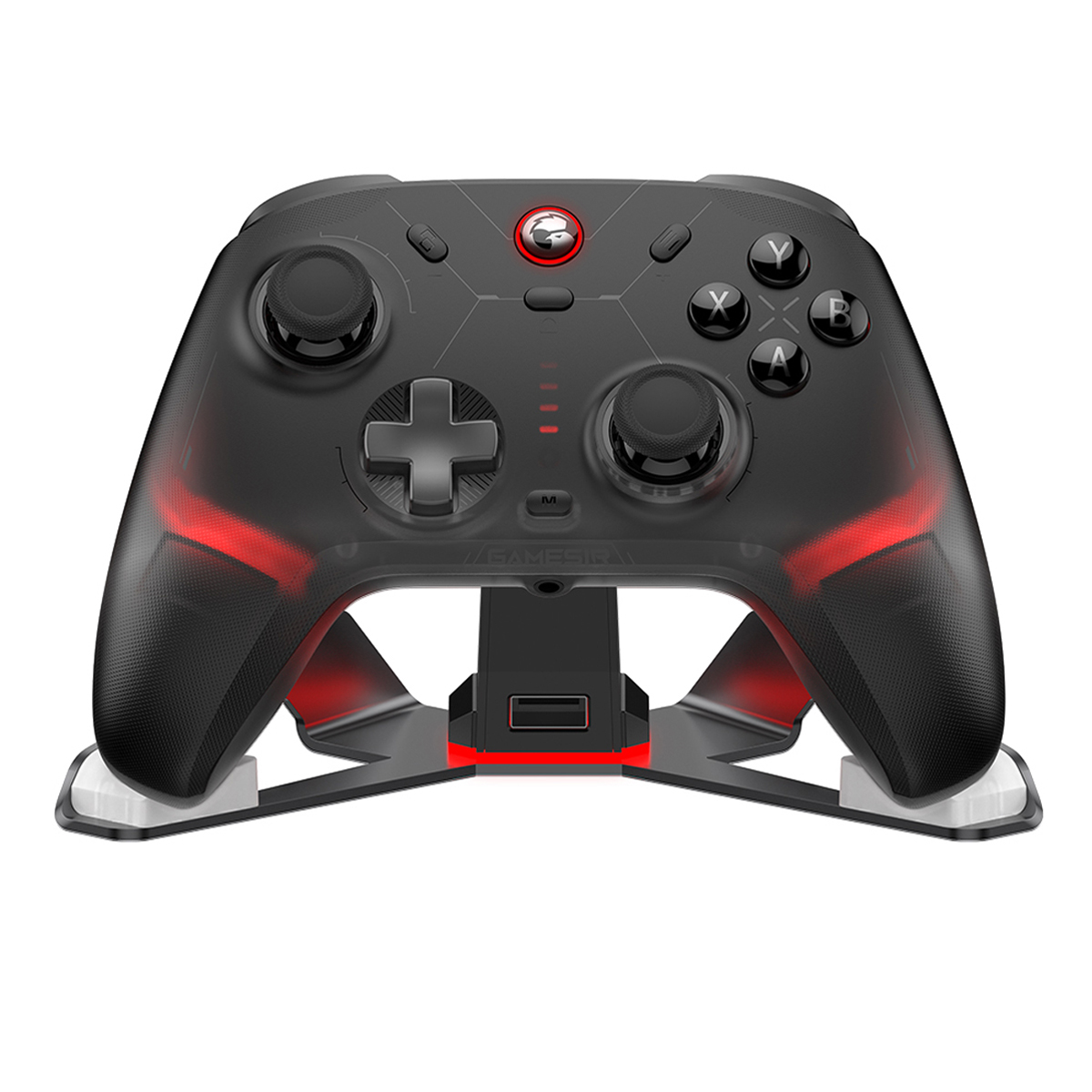 Ein schwarzes Gamepad auf einem Ständer mit roten Akzenten. Knöpfe umfassen ein Steuerkreuz, Joysticks und Aktionstasten. Der Ständer hat einen USB-Anschluss.