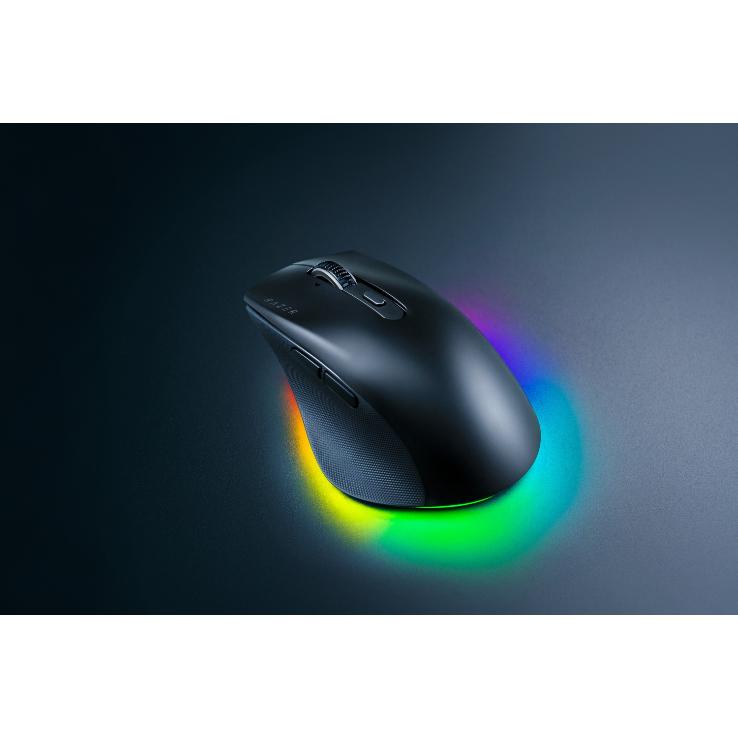 Souris de jeu Razer noire avec lueur arc-en-ciel sur une surface sombre. La souris a des boutons et une molette.
