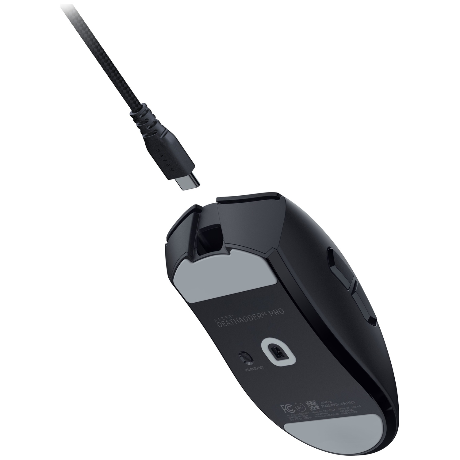 Souris noire Razer DeathAdder V3 Pro avec câble USB-C attaché. La souris est inclinée, montrant le dessous.
