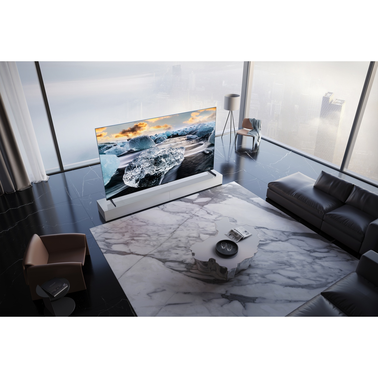 Soggiorno con grande TV, scena di ghiaccio sullo schermo. Pavimenti neri e marmo, divano in pelle, sedie, vista sulla città. Design moderno.