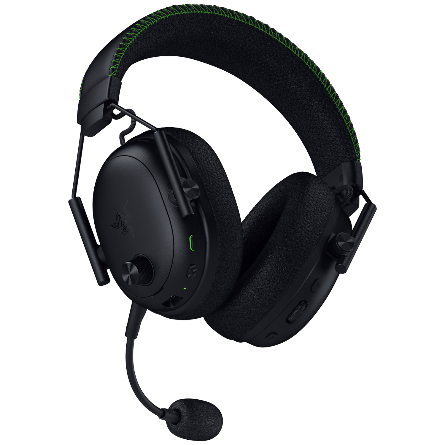 Zwarte gaming headset met microfoon. Groene stiksels op hoofdband, Razer logo op oorschelpen. Geïsoleerd op witte achtergrond.