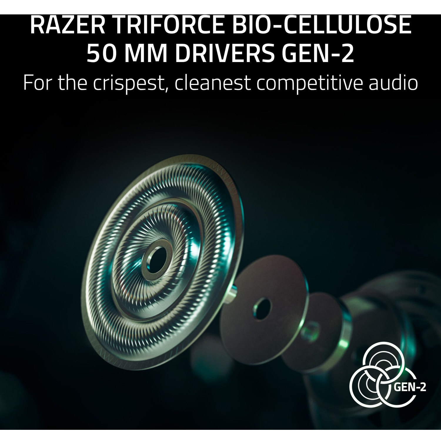 Close-up van een hoofdtelefoondriver. Het is zilverkleurig en heeft een cirkelvormig ontwerp. De tekst luidt "RAZER TRIFORCE BIO-CELLULOSE 50 MM DRIVERS GEN-2".