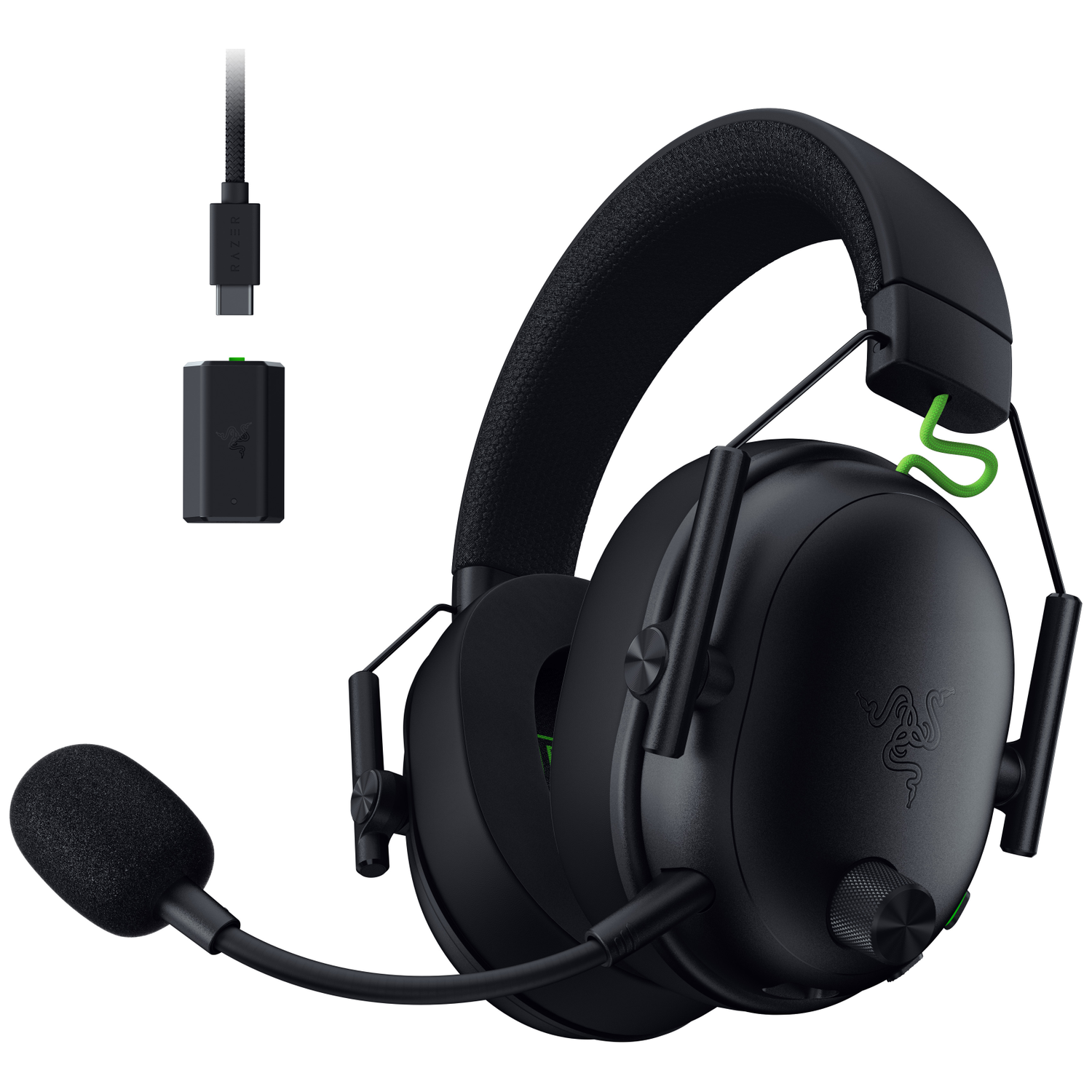 Zwarte Razer gaming headset met afneembare microfoon, oplaadkabel en een kleine zwarte ontvanger. Groene accenten zijn zichtbaar.