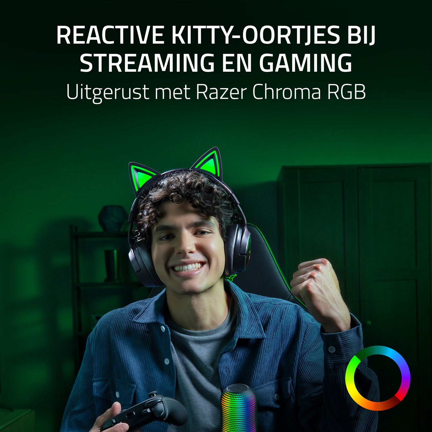 Een man met kattenoorkoptelefoon glimlacht. Hij houdt een controller vast. Tekst zegt: Reactieve kattenoortjes bij streaming en gaming.