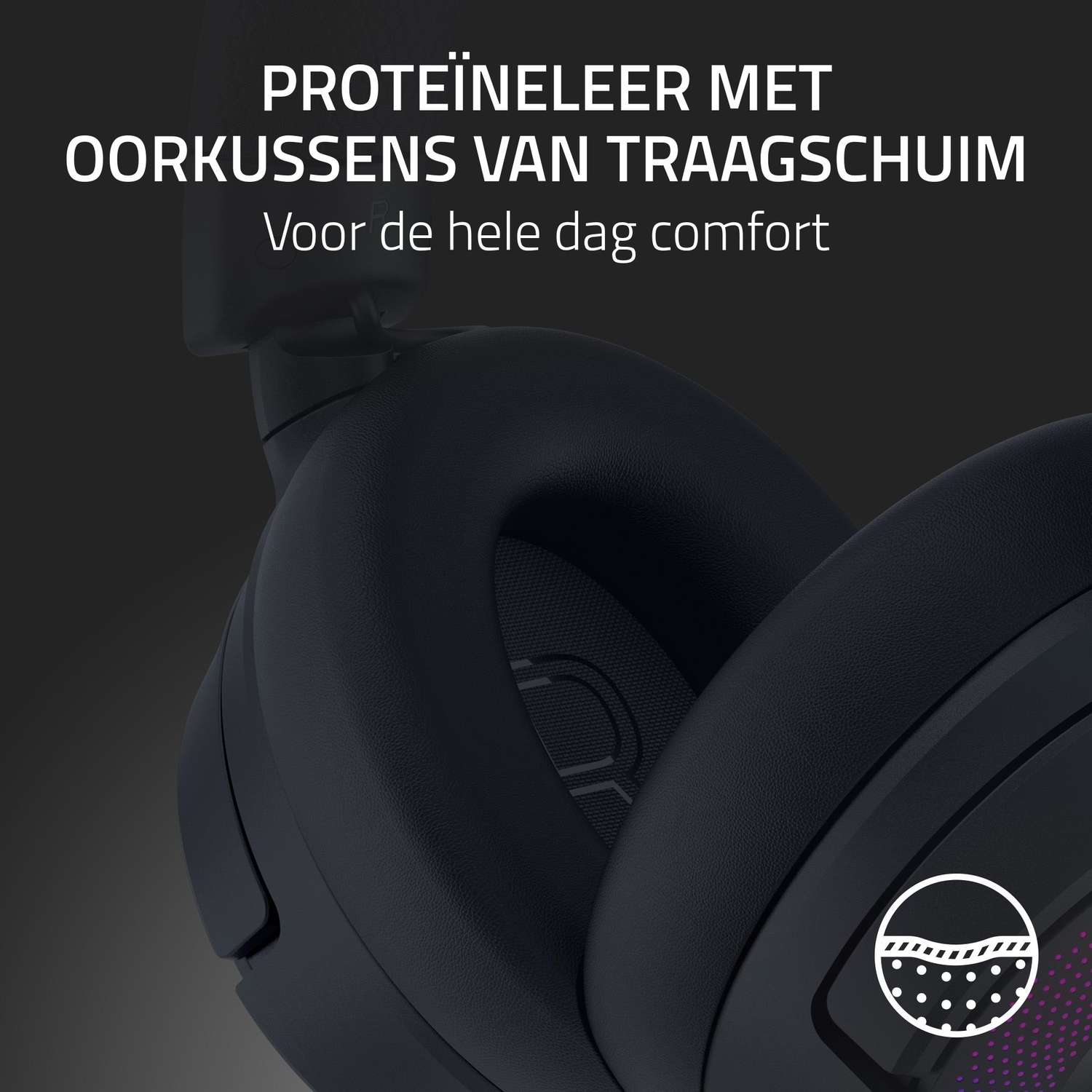Close-up van een zwarte headset met zachte oorkussens. Tekst in het wit: proteïneleer met traagschuim.