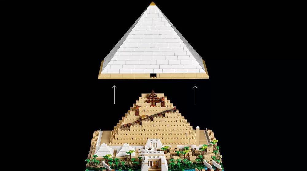 Model piramidy Lego ze zdejmowaną górą. Strzałki wskazują, jak pasuje góra. Szczegółowy model z beżowymi i białymi klockami.