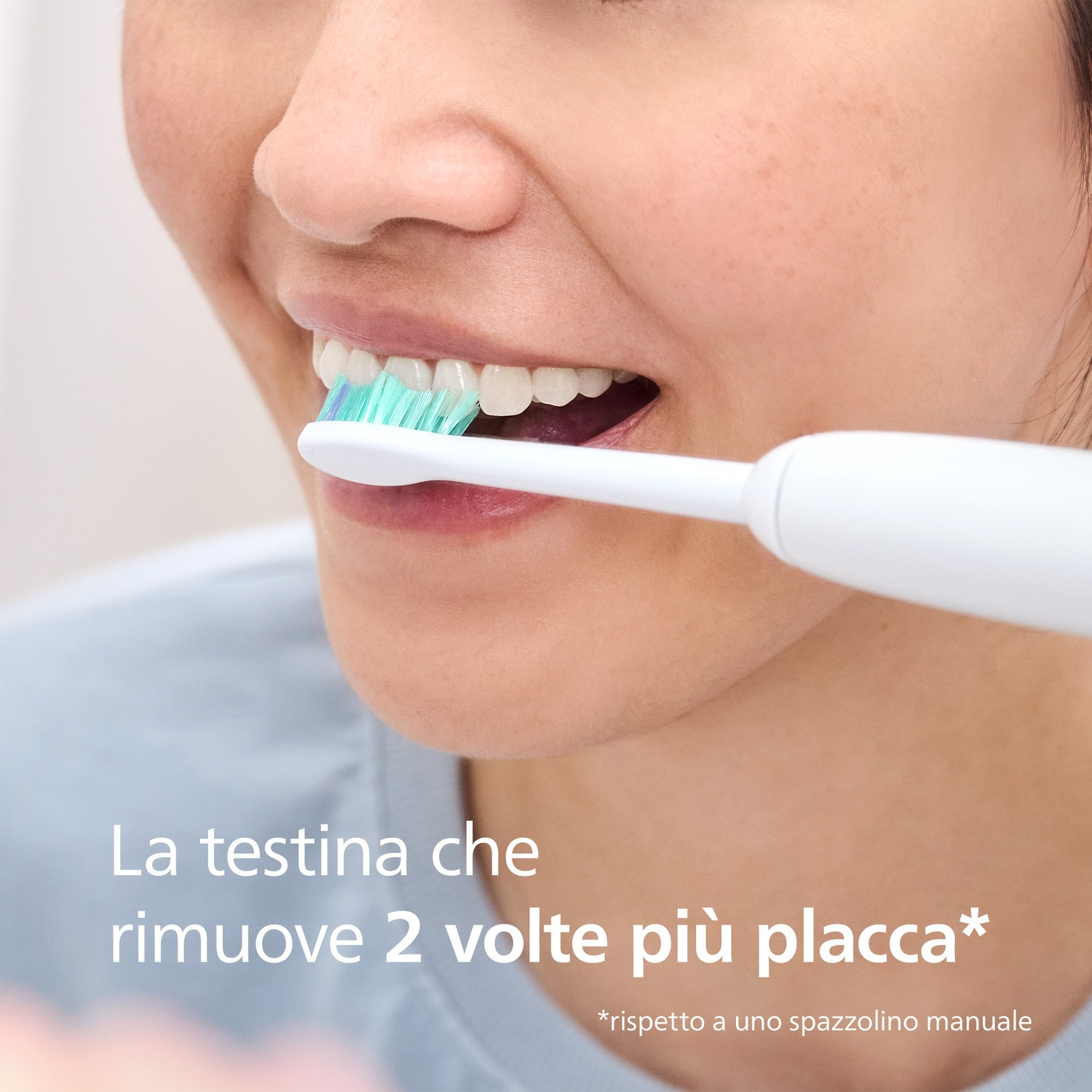 Una persona si lava i denti con uno spazzolino elettrico bianco. La testina è verde. Il testo dice: 'Rimuove 2 volte più placca'.