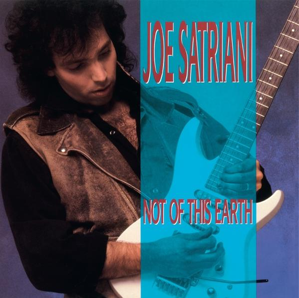 Album borító. Joe Satriani gitárral. Képrészlet, az egyik oldalon a művész látható, a másikon gitár az album címével.