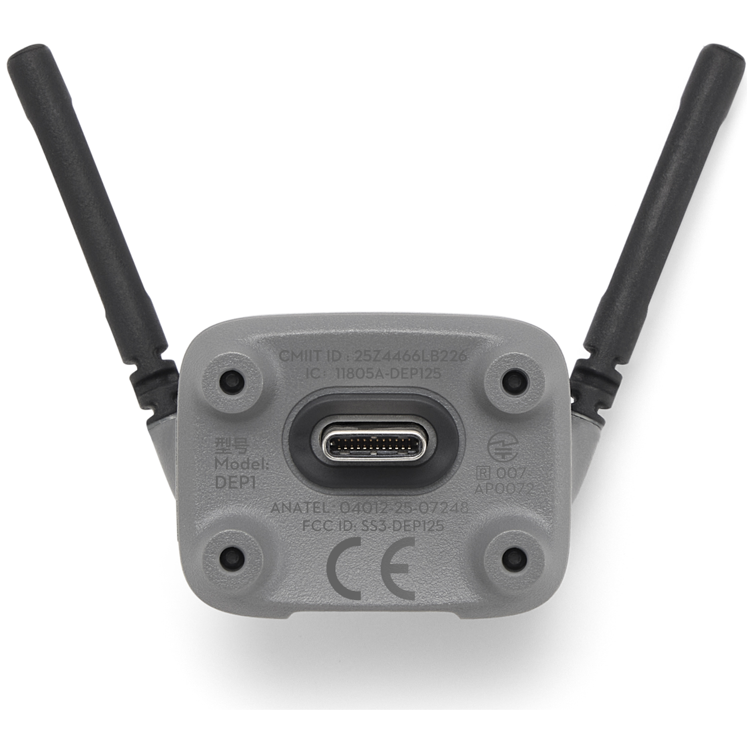 Een grijs apparaat met twee zwarte antennes, een USB-C-poort en regelgevingsmarkeringen. Het apparaat staat op een witte achtergrond.