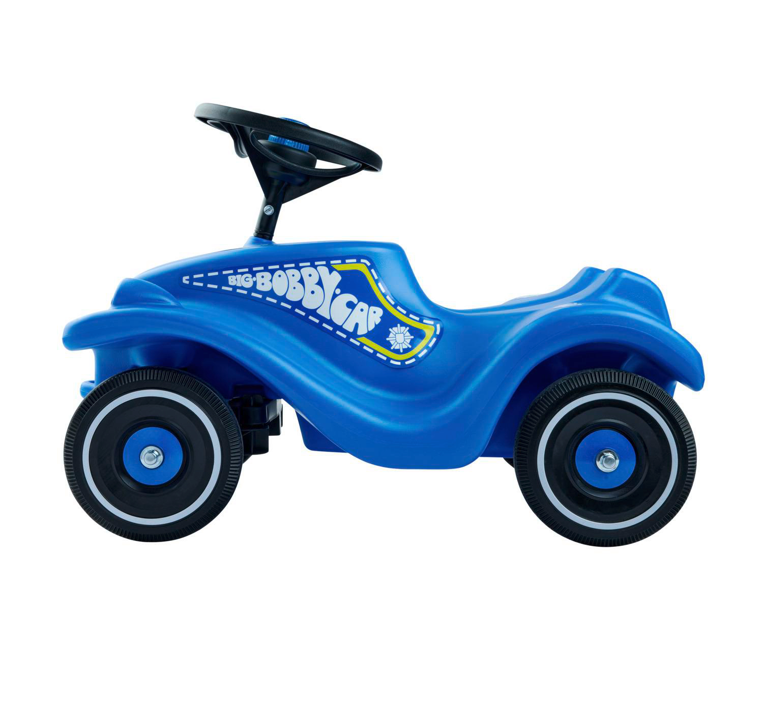 Ein blaues Spielzeugauto mit schwarzen Rädern, einem Lenkrad und der Aufschrift 'Big Bobby Car'. Es ist vor weißem Hintergrund isoliert.