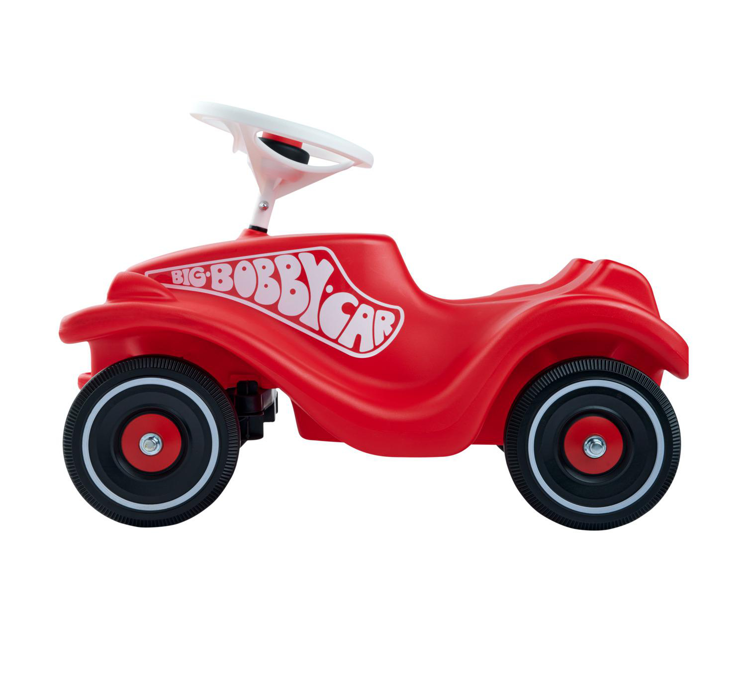 Ein rotes Spielzeugauto mit weißem Lenkrad und dem Schriftzug 'Big Bobby Car'. Es hat schwarz-weiße Räder.