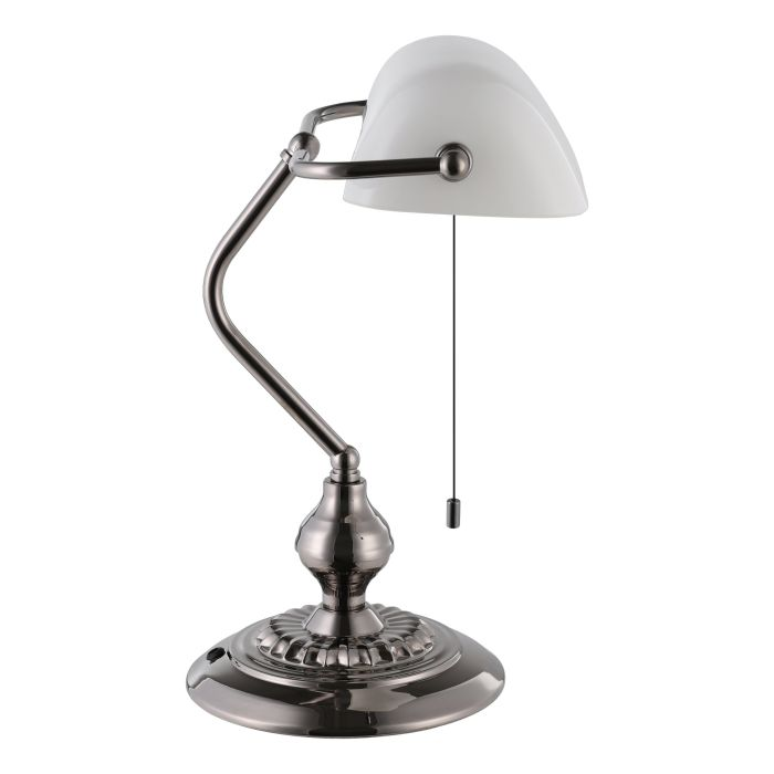 Eine Banker-Lampe mit weißem Glasschirm, gebogenem Metallarm und rundem Sockel. Ein Zugband hängt herunter.