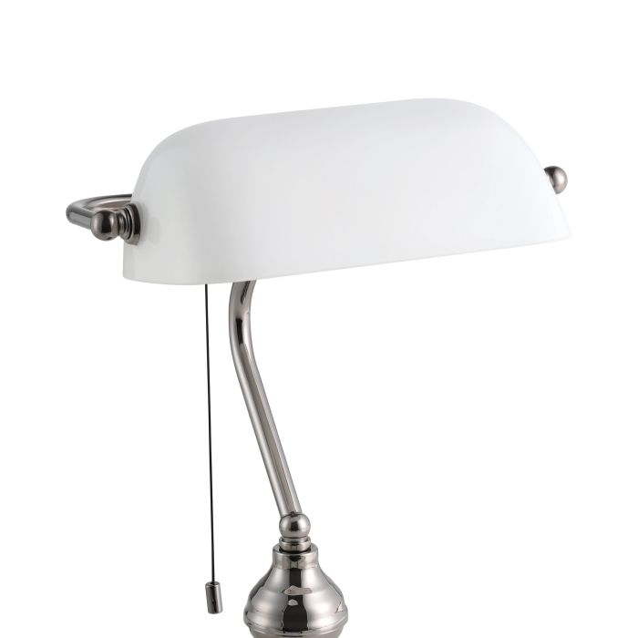Eine weiße Banker-Lampe mit gebogenem Schirm und Chromfuß. Eine Zugschnur hängt herunter. Der Hintergrund ist weiß.