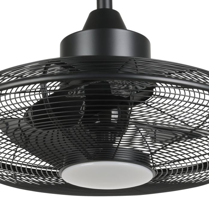 Nahaufnahme eines schwarzen Deckenventilators mit Drahtkäfig und weißem Licht. Die Lüfterblätter sind hinter dem Käfig sichtbar.
