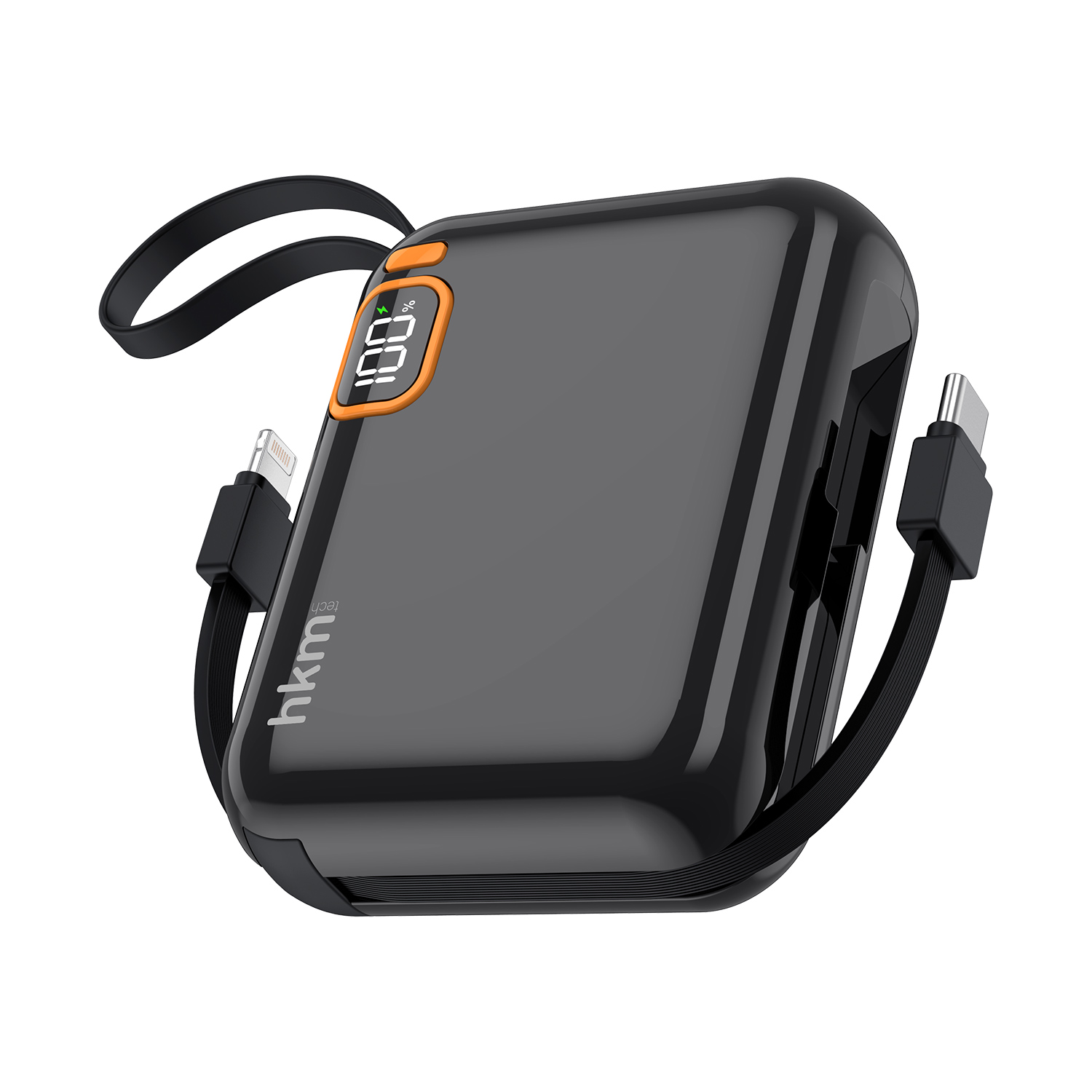 Turuncu detaylı siyah powerbank. %100 gösteriyor. İki şarj kablosu bağlı. Üstte siyah kayış. Beyaz arka plan.