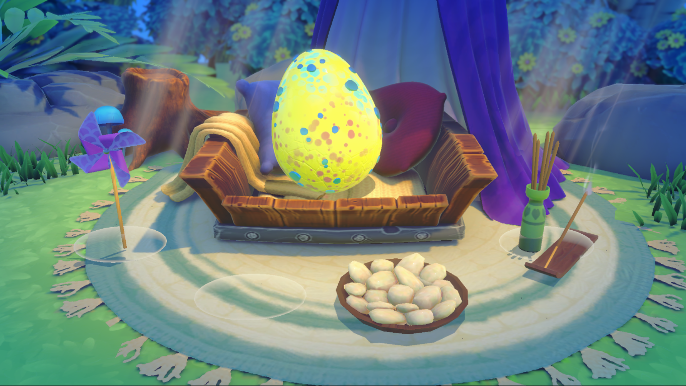 Żółte jajo z niebieskimi i pomarańczowymi kropkami leży w drewnianym koszu. Jest wiatraczek, kadzidło i miska z białymi przedmiotami.