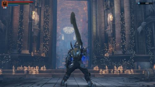 Un caballero con armadura sosteniendo una gran espada está en un salón tipo catedral, velas y estatuas son visibles.