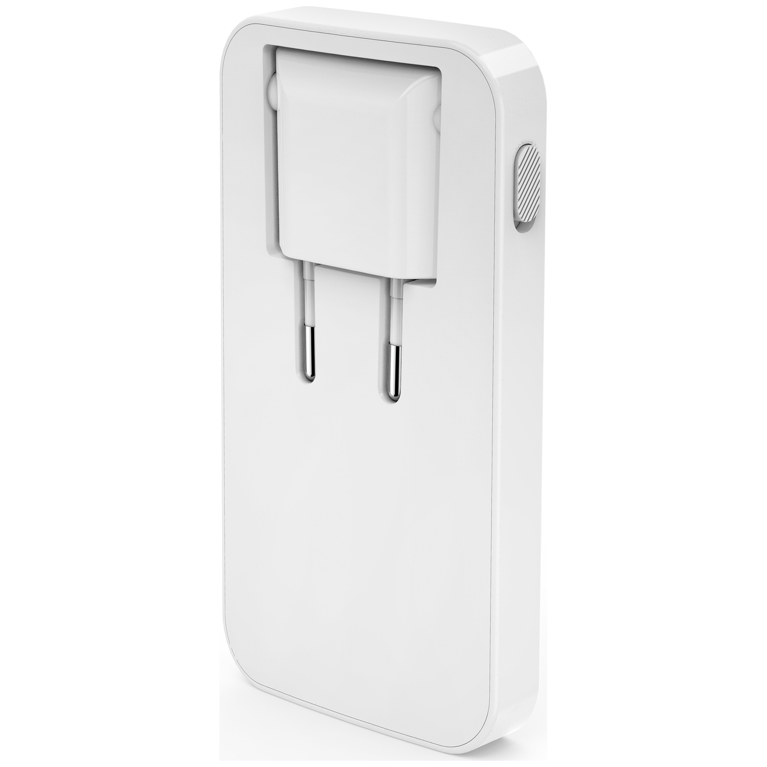 Un adaptateur électrique blanc à deux broches est inséré dans un boîtier blanc. Un petit bouton est sur le côté du boîtier.
