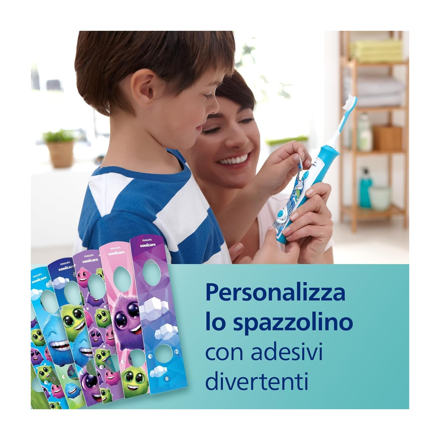 Una donna e un bambino guardano uno spazzolino blu e bianco. Davanti ci sono diversi pacchetti di adesivi colorati.