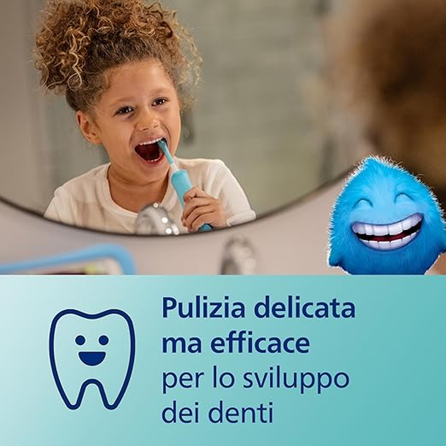 Una bambina si lava i denti con uno spazzolino blu. Un mostro dei cartoni animati sorride nello specchio. Testo: 'Pulizia delicata per lo sviluppo dei denti.'