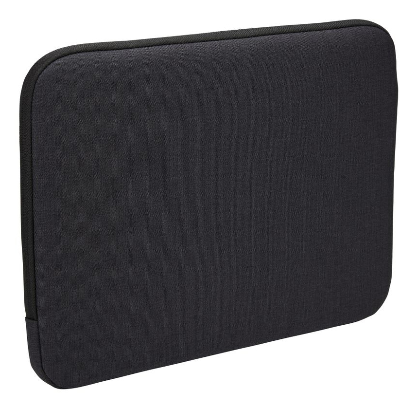 Una funda negra para portátil. Tiene esquinas redondeadas y una superficie texturizada. Los bordes están forrados con tela negra.