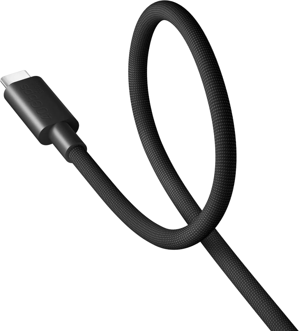 Egy fekete USB-C kábel fonott textúrával. A kábel hurkolt és szögletes, fehér csatlakozófejjel, szürke háttér előtt.