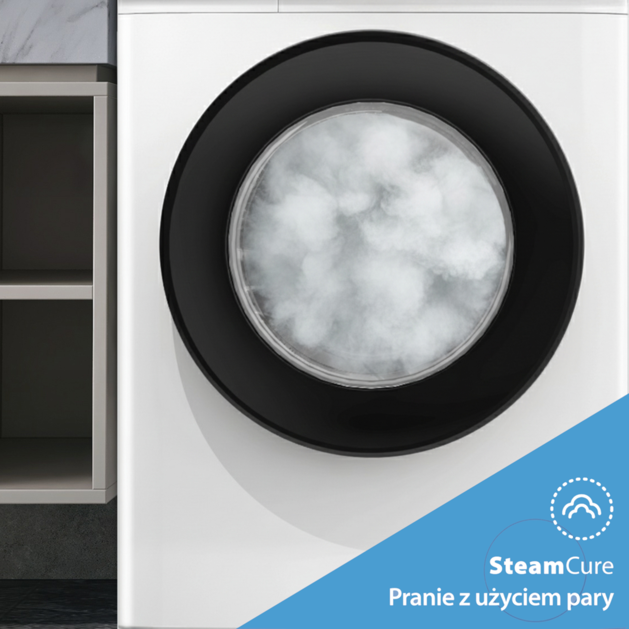 Biała pralka z czarnymi drzwiami. Para widoczna w bębnie. Niebieski baner z napisem 'SteamCure'.