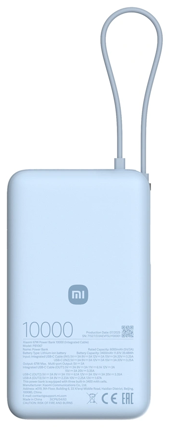 Világoskék Xiaomi power bank fehér kábellel. A hátoldalon modell, kapacitás és gyártó adatai láthatók.