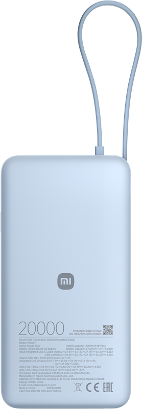 Világoskék power bank, hozzáillő pánttal. Logó és szöveg található rajta, valamint egy USB-kábel.