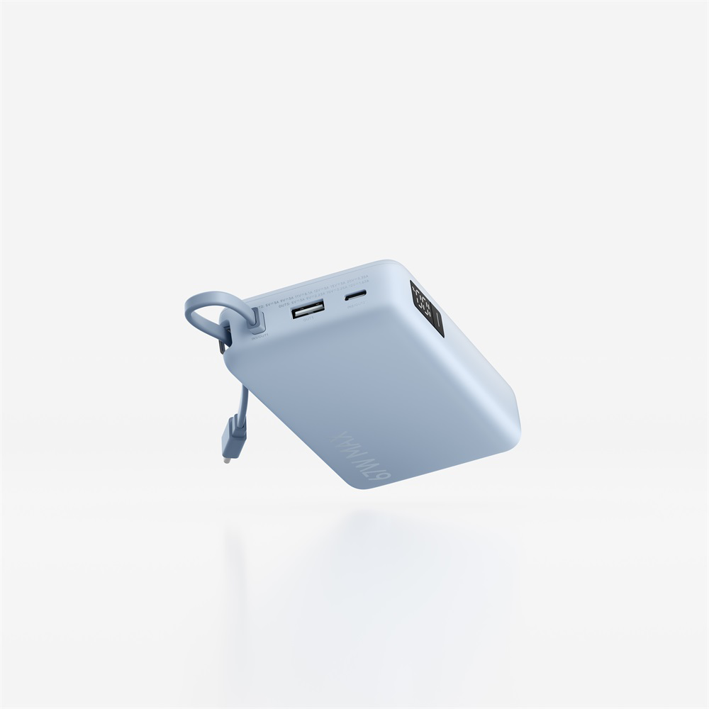Világoskék power bank, digitális kijelzővel, ami 65%-ot mutat. USB portja és kis hurok a szíjhoz. A háttér fehér.