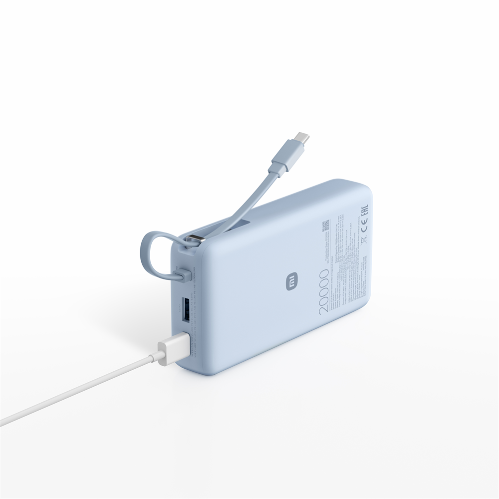 Világoskék power bank csatlakoztatott USB-kábellel és fehér töltőkábellel fehér háttér előtt.