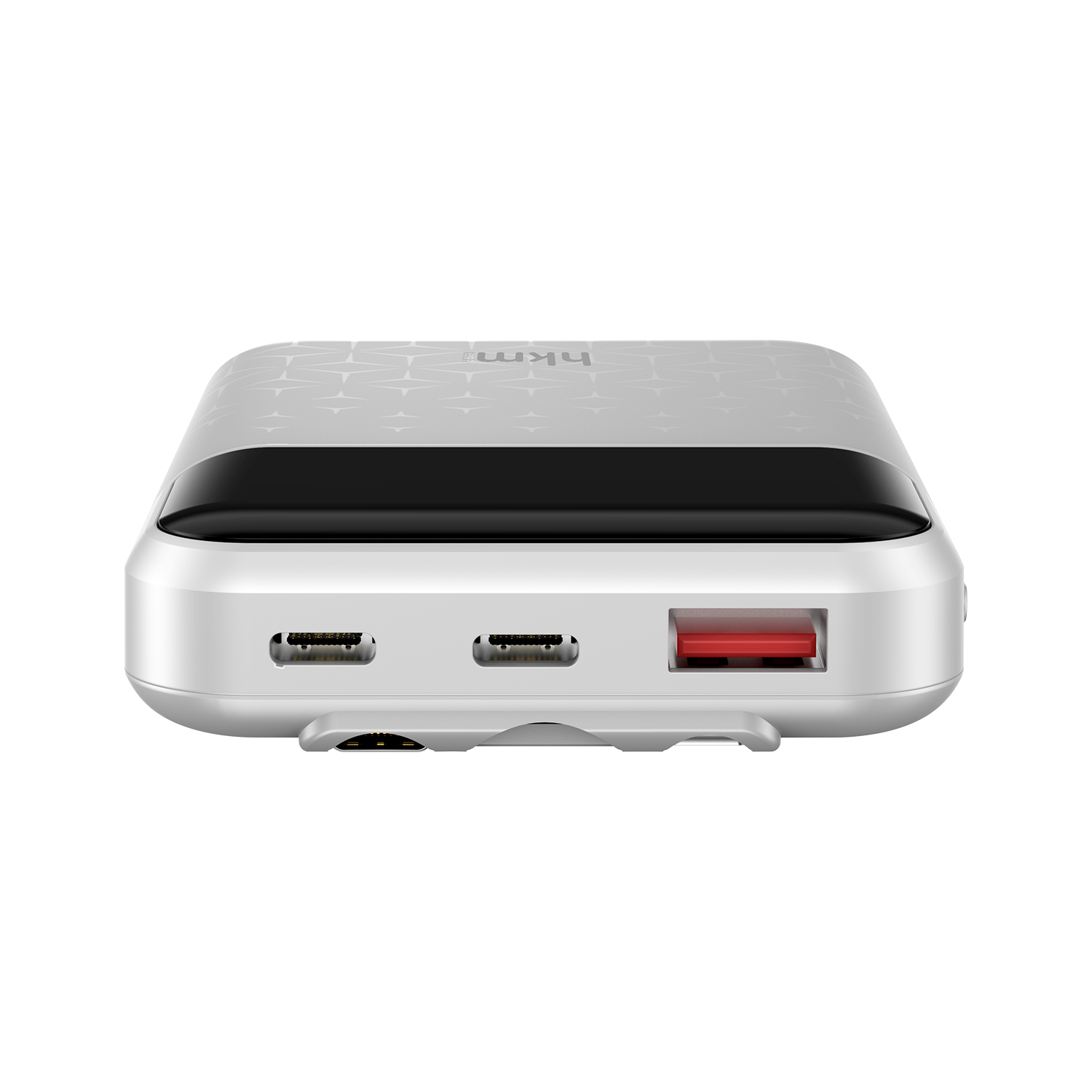 Siyah üst ve kırmızı USB portlu gümüş güç bankası. İki USB-C portu ve küçük bir şarj portu vardır. Arka plan beyazdır.