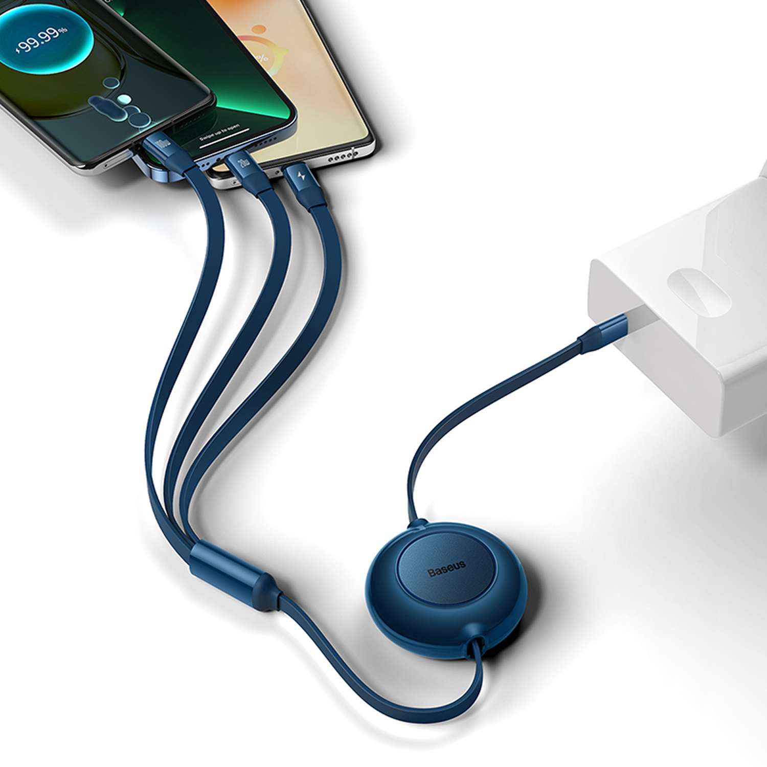 Teléfonos cargándose con cables azules. Los cables se conectan a un concentrador Baseus y a un adaptador de corriente blanco. Las pantallas muestran la carga.
